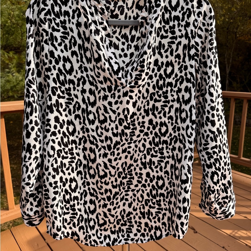 Chico's Black/White Animal Print Long Sleeve Pullover V Neck Blouse size 0 small - Picture 2 of 9